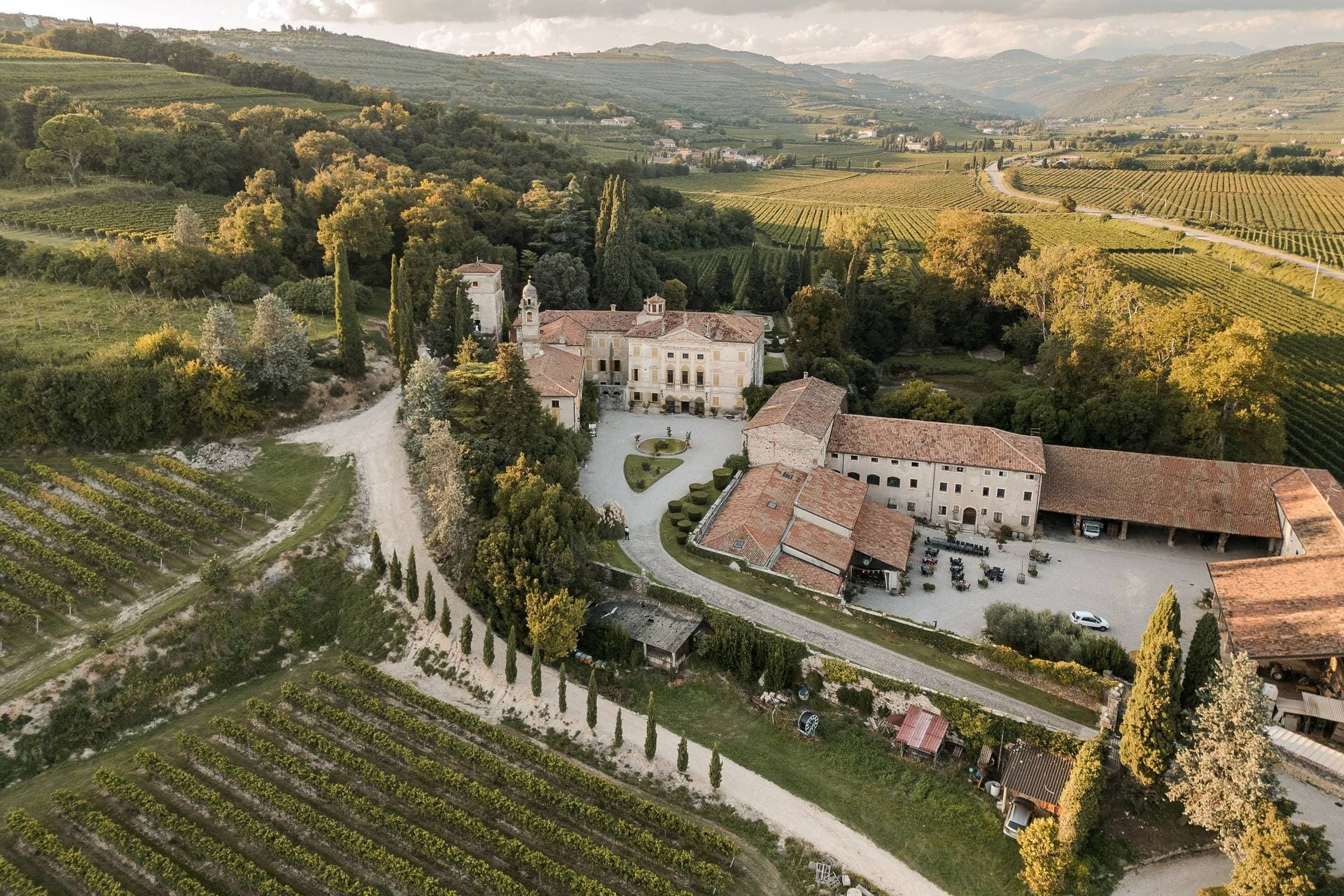 Sposi in una villa affacciata sul lago